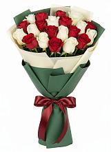 Букет Микс из красных и белых роз в Салавате