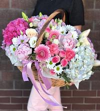 Композиция солнечный день в Салавате Цветочная композиция из Розы, Хризантемы, Пионы и Лизиантусы в корзине в Салавате