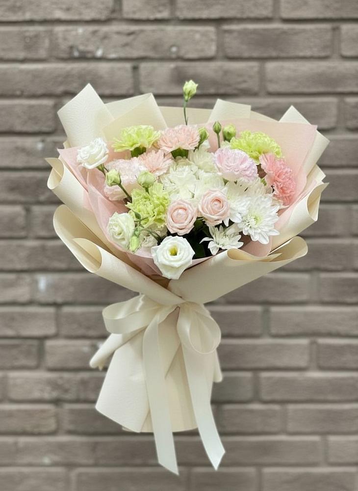 Букет цветов из: Гвоздики, Розы, Лизиантусы и Хризантемы в Салавате