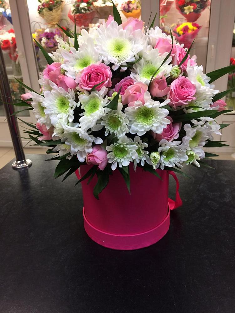 Цветочная композиция из Розы и Хризантемы в шляпной коробке в Салавате