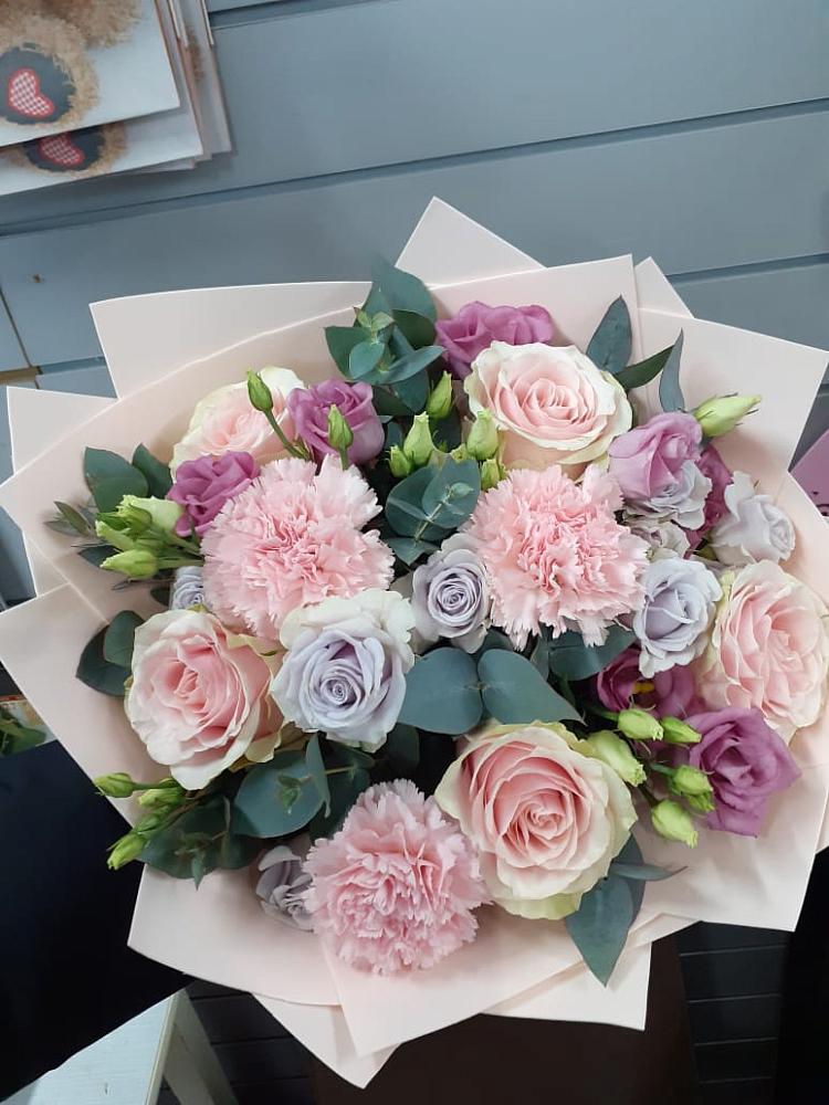 Букет цветов из: Розы, Гвоздики и Лизиантусы в Салавате