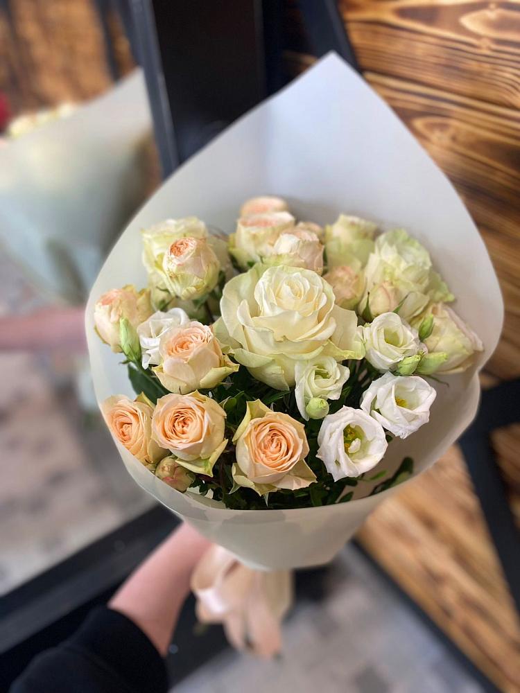 Букет цветов из: Розы и Лизиантусы в Салавате